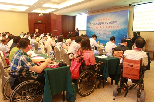 图为两岸残障代表就辅具产业发展与服务机制、互联网+与残疾人辅具服务体系建设、康复辅具技术与品质生活、辅具服务网络化平台建设等议题展开深入的交流与探讨