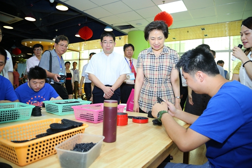 图为王乃坤副主席参观厦门海沧区“福乐家园”