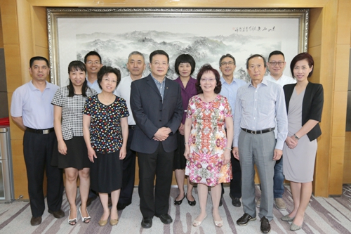 图为会见后合影