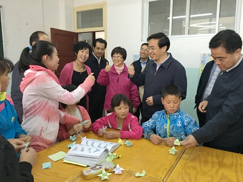 图为督察组调研甘肃省天水市甘谷县特殊教育学校
