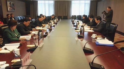 图为督察组听取省级民政、财政和残联的工作汇报