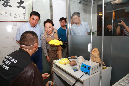 图为调研组了解辅具适配情况