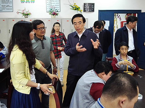 图为督察组在贵阳市南明区助力之桥服务站了解情况