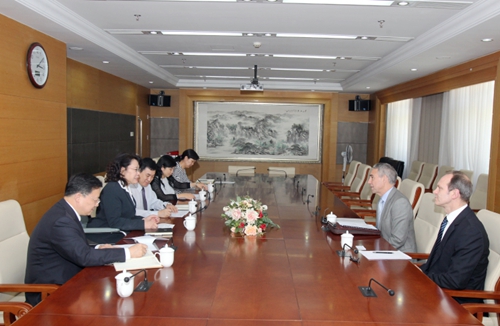 图为海迪主席在会见座谈会上讲话