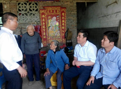 图为相自成一行走访慰问一户多残贫困残疾人家庭