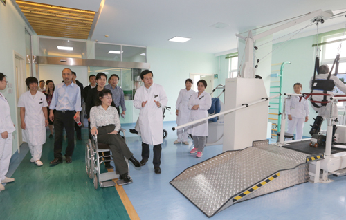 图为海迪主席在西城区展览路医院康复中心考察社区康复服务