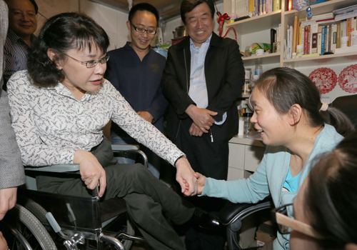 图为海迪主席在西城区入户调研居家康复服务情况