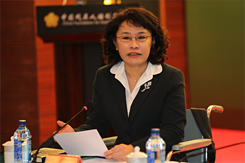 图为中国残联主席张海迪讲话