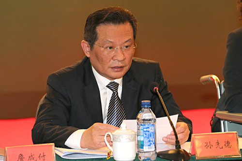 图为中国残联党组副书记、常务副理事长孙先德宣布中国残疾人福利基金会第四届理事会理事候选人名单