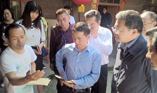 图为调研组一行深入贫困残疾人家庭了解情况