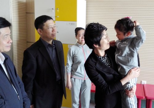 图为王梅梅一行实地调研残疾人工作现场