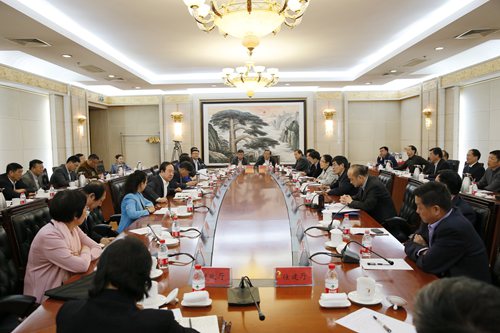 图为座谈会现场