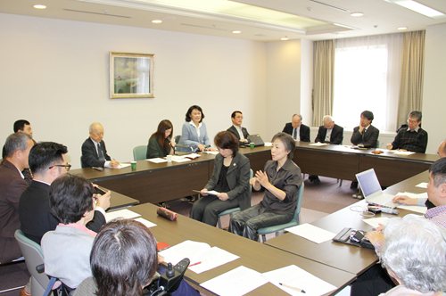 图为座谈会现场