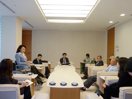 图为中国残联主席张海迪与日本财团笹川阳平会长交谈