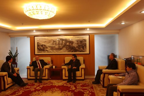 图为李森科先生与中国残疾人辅助器具中心领导座谈