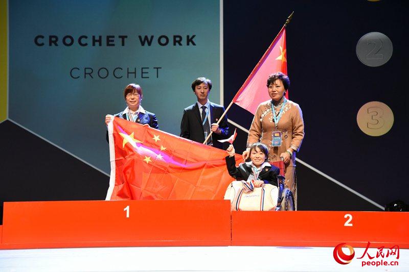 沙红英和杨海霞分别获得钩针编织的冠亚军。王远摄