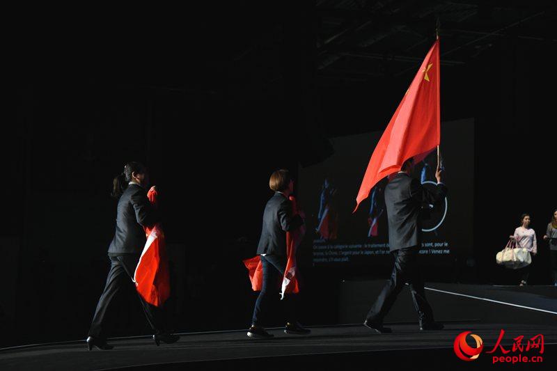 中国选手带着五星红旗上台领奖。王远摄
