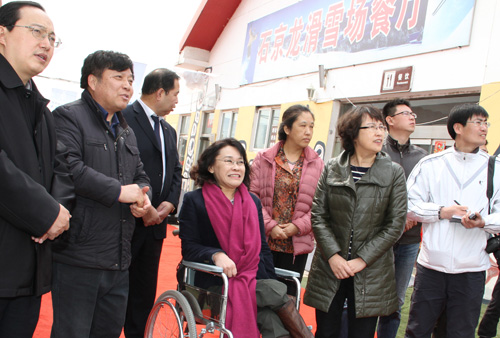 图为海迪主席考察石京龙滑雪场