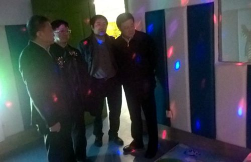 图为贾勇副理事长参观由以色列引进被称为“黑屋”的多感官训练教室