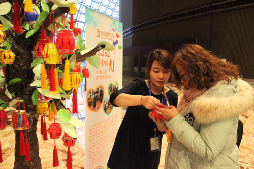 图为音乐会现场开展“点亮心中的灯”为听障儿童捐赠绘本读物公益活动