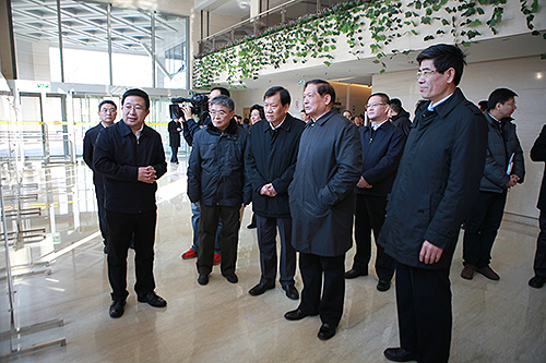 图为刘淇同志观看中央国家机关志愿服务工作情况展