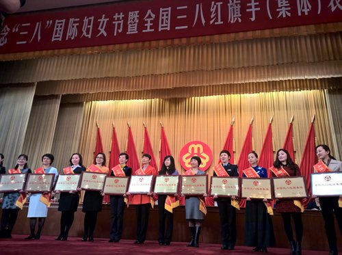 图为邰丽华团长代表聋人舞蹈队上台领奖
