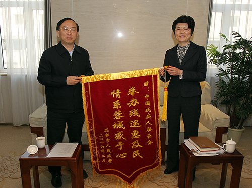 图为王梅梅会见成都市人民政府副市长谢瑞武一行