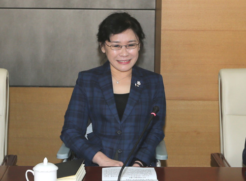 图为张海迪主席向笹川阳平一行介绍中国残疾人事业的发展情况