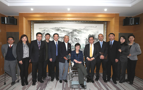 图为会见后合影