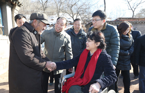 图为张海迪在长山峪镇宋窝铺村看望慰问贫困残疾人