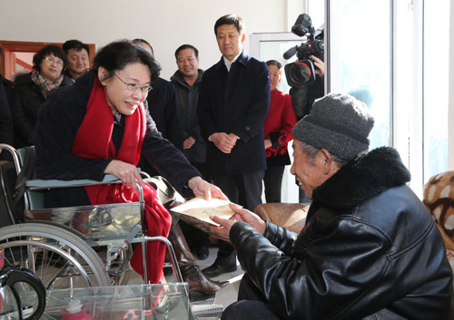 图为张海迪在两间房乡石峰沟村亲切慰问贫困残疾人并送上慰问金