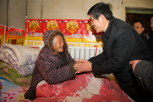 图为鲁勇一行深入南皮县刘八里乡王三家村走访慰问建档立卡贫困家庭