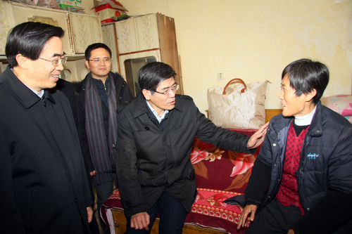 图为鲁勇一行深入南皮县刘八里乡王三家村走访慰问建档立卡贫困家庭
