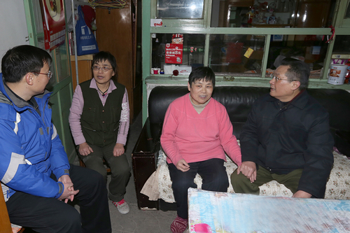 图为孙先德在西城区新街口街道看望慰问贫困残疾人