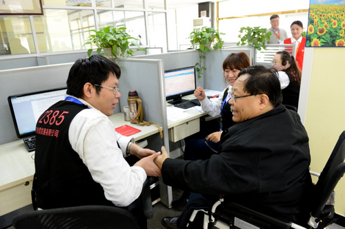 图为吕世明看望慰问12385服务热线团队和信访干部
