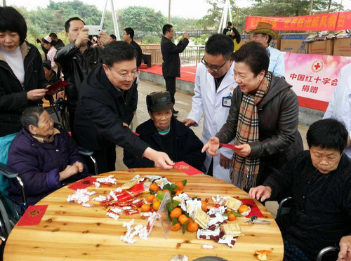 图为贾勇慰问麻风病患者