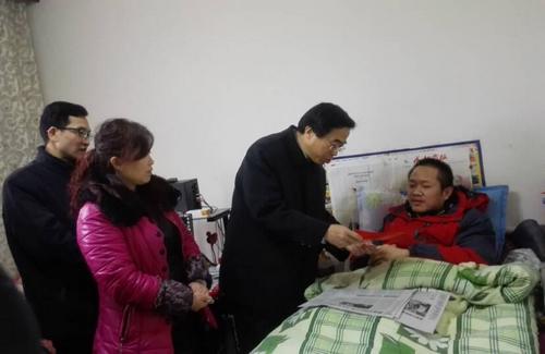 图为程凯深入德阳市走访慰问贫困残疾人家庭