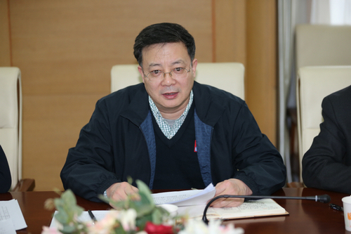 图为中国残联副理事长贾勇出席会议并讲话