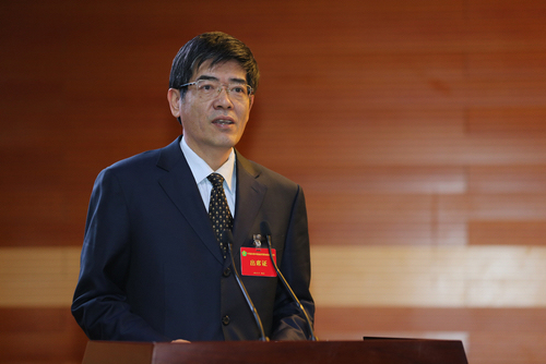 图为中国残联理事长鲁勇主持会议