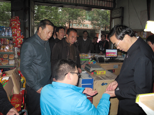 图为调研组一行到寿宁县下党乡下党村入户慰问残疾人家庭