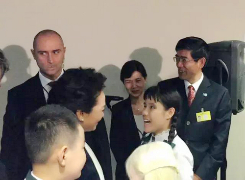 在活动即将结束的时候，在仪式上唱歌的几名残疾儿童来到了彭麻麻面前，本来已经准备离开的彭麻麻于是非常亲切地一一拥抱孩子们并且跟他们交谈