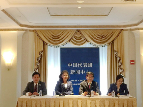图为张海迪主席、鲁勇书记出席吹风会