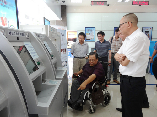 　图为吕世明一行对一些公共场所和设施进行检查验收