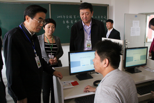 图为全国考试委员会巡视吉林考试区计算机化试点