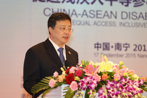 图为中国残联副理事长贾勇作主旨演讲