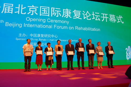 图为颁发答谢状现场