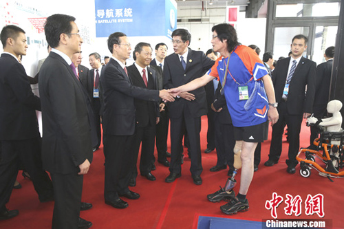 图为9月18日，第十二届中国—东盟博览会、中国—东盟商务与投资峰会在广西南宁国际会展中心开幕，中国国务院副总理张高丽巡视场馆