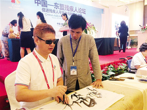 图为盲人国画展示引得与会人员一片称赞