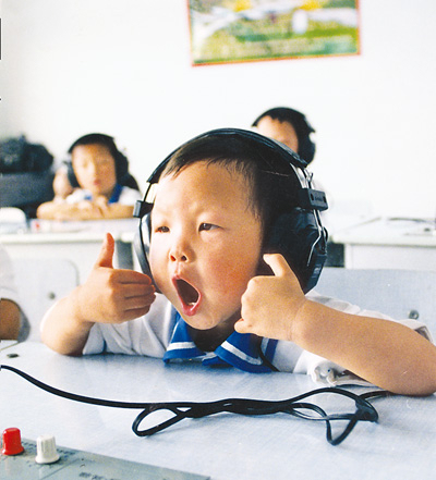 目前，全国共有特殊教育学校2000所，专任教师4.81万名，残疾人正在得到越来越多、越来越好的教育。（资料图片）
