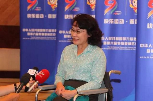 图为张海迪主席接受新华社记者采访